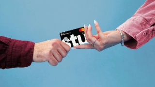 Im Zentrum ist die neue Debit Mastercard Stu, welche exklusiv für junge Leute und Studierende angeboten wird.